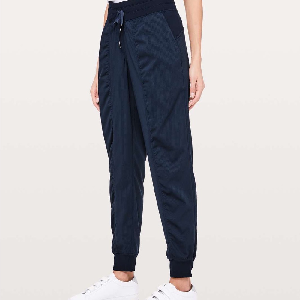 lululemon navy dance studio jogger size 6. worn once